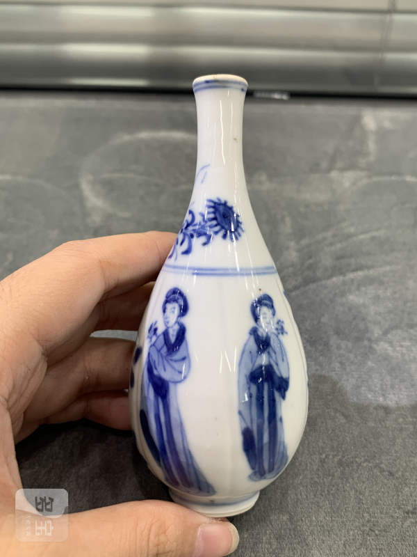 清康熙青花四美图瓜棱小胆瓶 - 图2